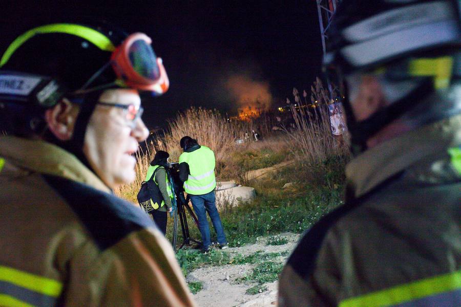 Aunque inicialmente el incendio no parecía de gran gravedad, los fuertes vientos han avivado las llamas y han dificultado su control
