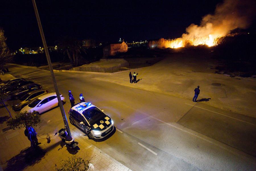 Aunque inicialmente el incendio no parecía de gran gravedad, los fuertes vientos han avivado las llamas y han dificultado su control