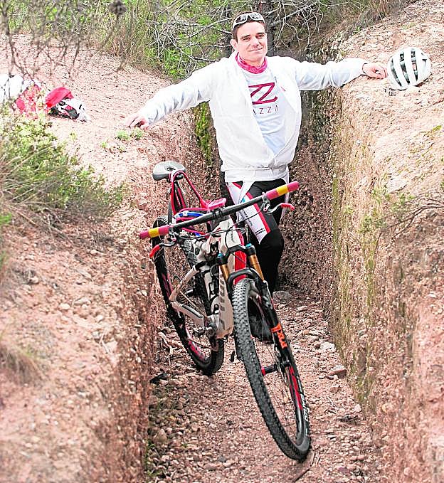 El abogado José Miguel Hernández en una trinchera de la Guerra Civil, en El Valle. 