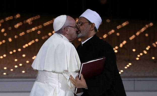 El Papa saluda al gran imán de Al-Azhar, Ahmed al-Tayyeb.