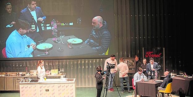 María García y Adrián de Marcos, de Magoga, realizan una demostración en directo sobre el escenario de El Batel. 