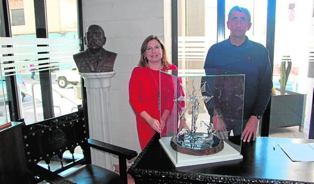 La alcaldesa y el artista Rebollo, con la escultura cedida. 