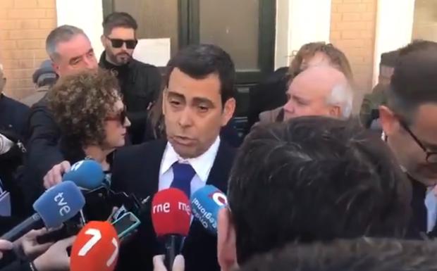 Momento en el que el delegado del Gobierno, Diego Conesa, abandona la rueda de prensa ante los periodistas. 