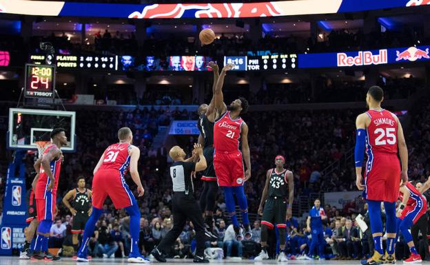 Serge Ibaka, en el salto inicial. 