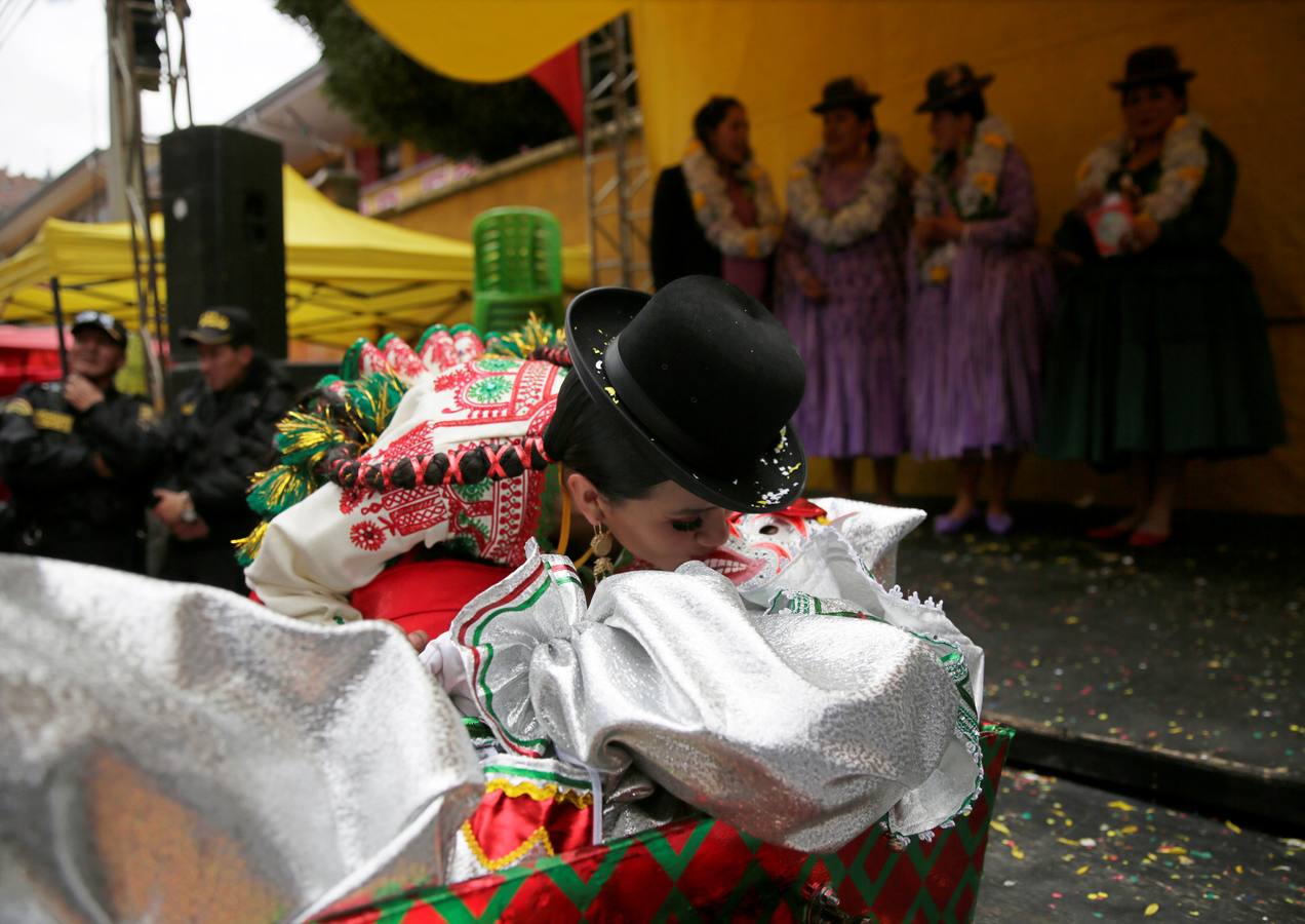 El personaje carnavalesco «El Pepino» saluda durante su tradicional desentierro, que da inicio a las festividades del carnaval de La Paz (Bolivia).
