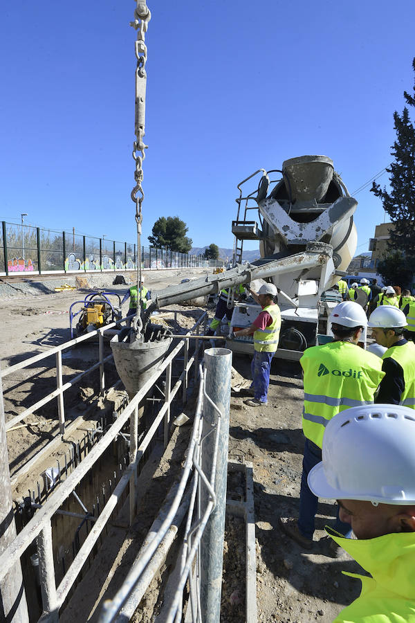 El paso a nivel de Santiago el Mayor permanecerá abierto hasta mediados de abril, según las previsiones de Adif