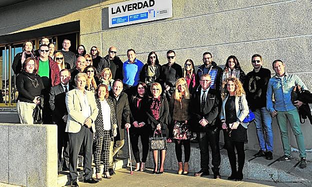 La consejera de Educación, ayer, en 'La Verdad', con profesores de la Región. 