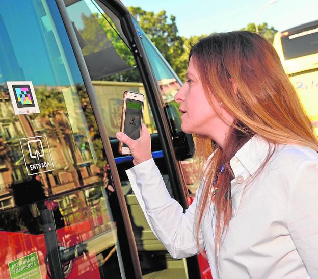 Nuria Fructuoso, de Navilens, prueba la aplicación. 