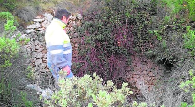 Un operario de limpieza de espacios naturales, frente al pozo. 