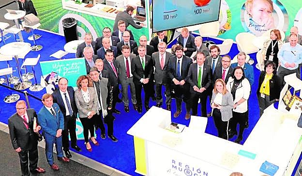 López Miras posa con representantes de las empresas murcianas que han ido a Fruit Logistica. 