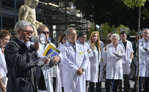 Protesta, este jueves, a las puertas del Hospital Reina Sofía.