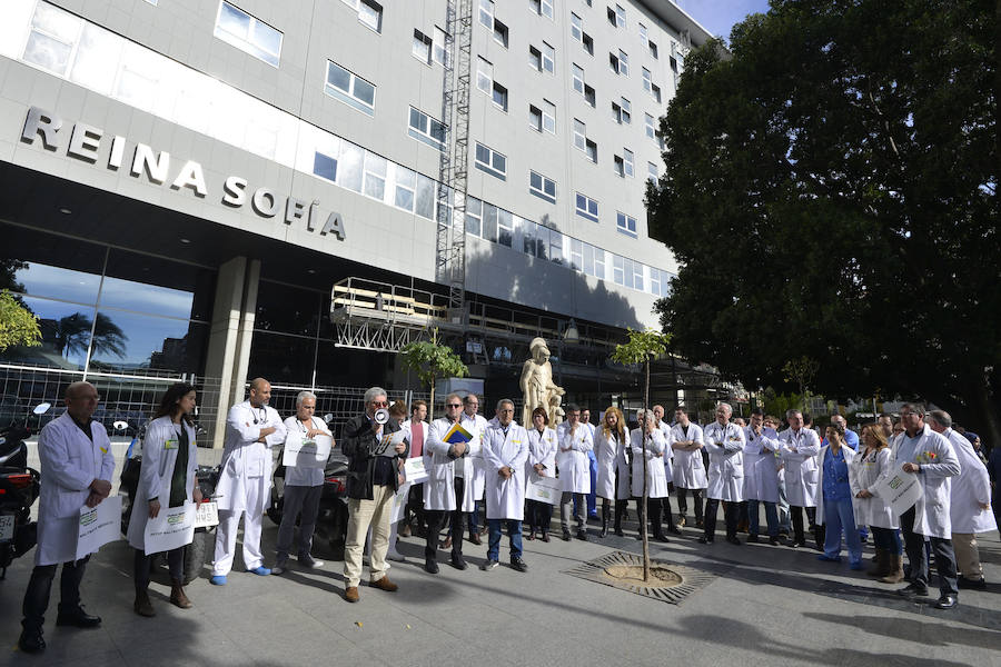 Los profesionales se concentran en las puertas de los centros de salud y hospitales para reclamar una financiación suficiente, plantillas adecuadas, más tiempo para poder dedicar a cada paciente y recuperar derechos