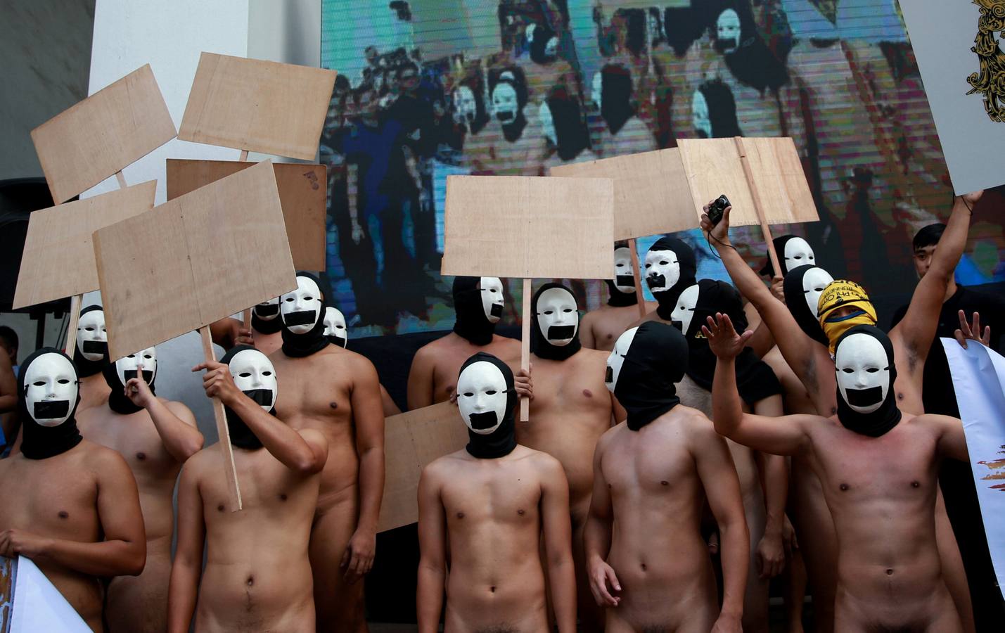 Miembros de la hermandad Alpha Phi Omega (APO) posan desnudos durante la celebración de la tradicional «Carrera de Oblación» en la Universidad de Filipinas. Todos los años, la hermandad celebra esta carrera para crear conciencia social sobre algún tema. El lema de este año es «en tu propio camino», para dar importancia a la libertad de expresión y el derecho de las personas a determinar su propio destino.