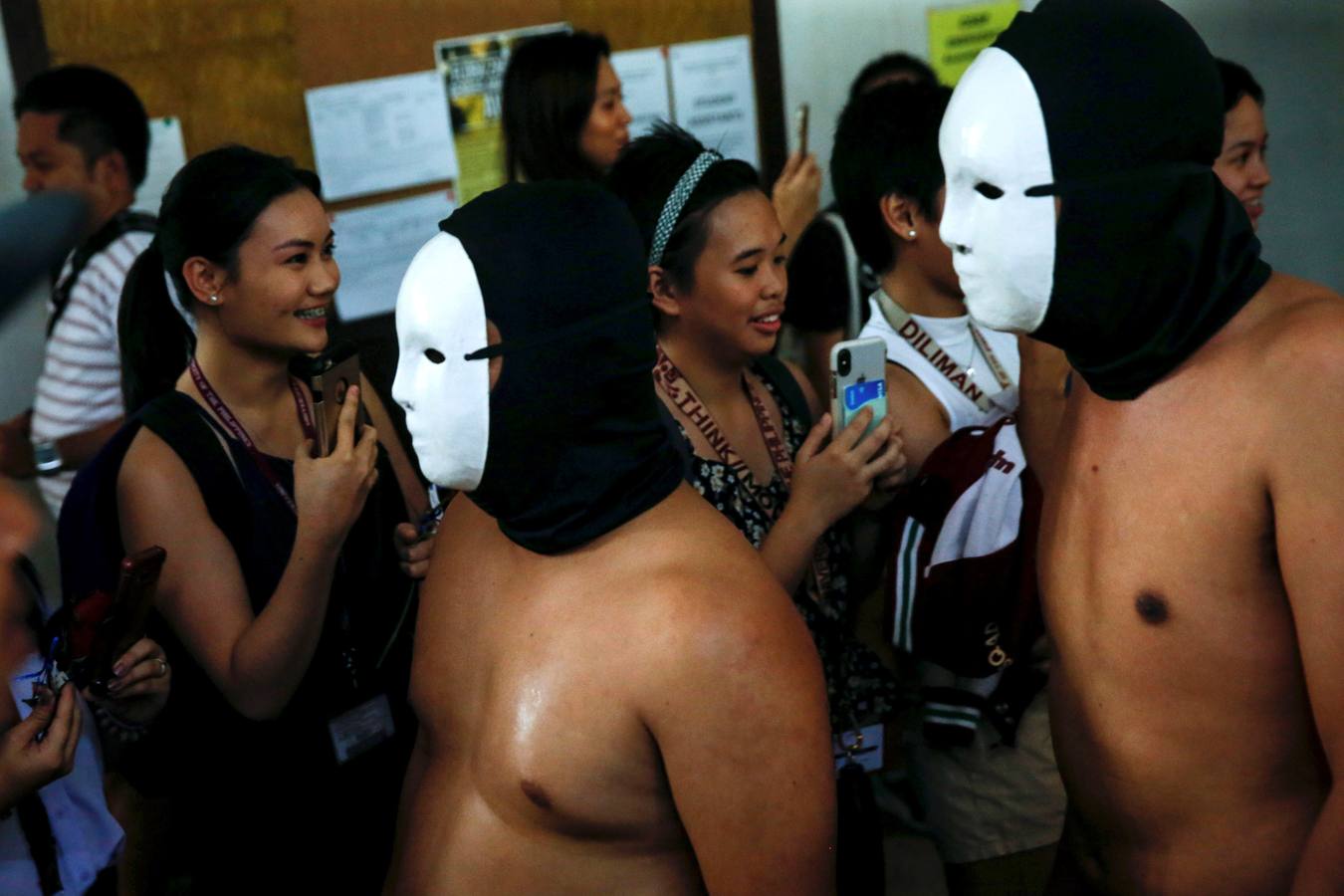 Miembros de la hermandad Alpha Phi Omega (APO) posan desnudos durante la celebración de la tradicional «Carrera de Oblación» en la Universidad de Filipinas. Todos los años, la hermandad celebra esta carrera para crear conciencia social sobre algún tema. El lema de este año es «en tu propio camino», para dar importancia a la libertad de expresión y el derecho de las personas a determinar su propio destino.