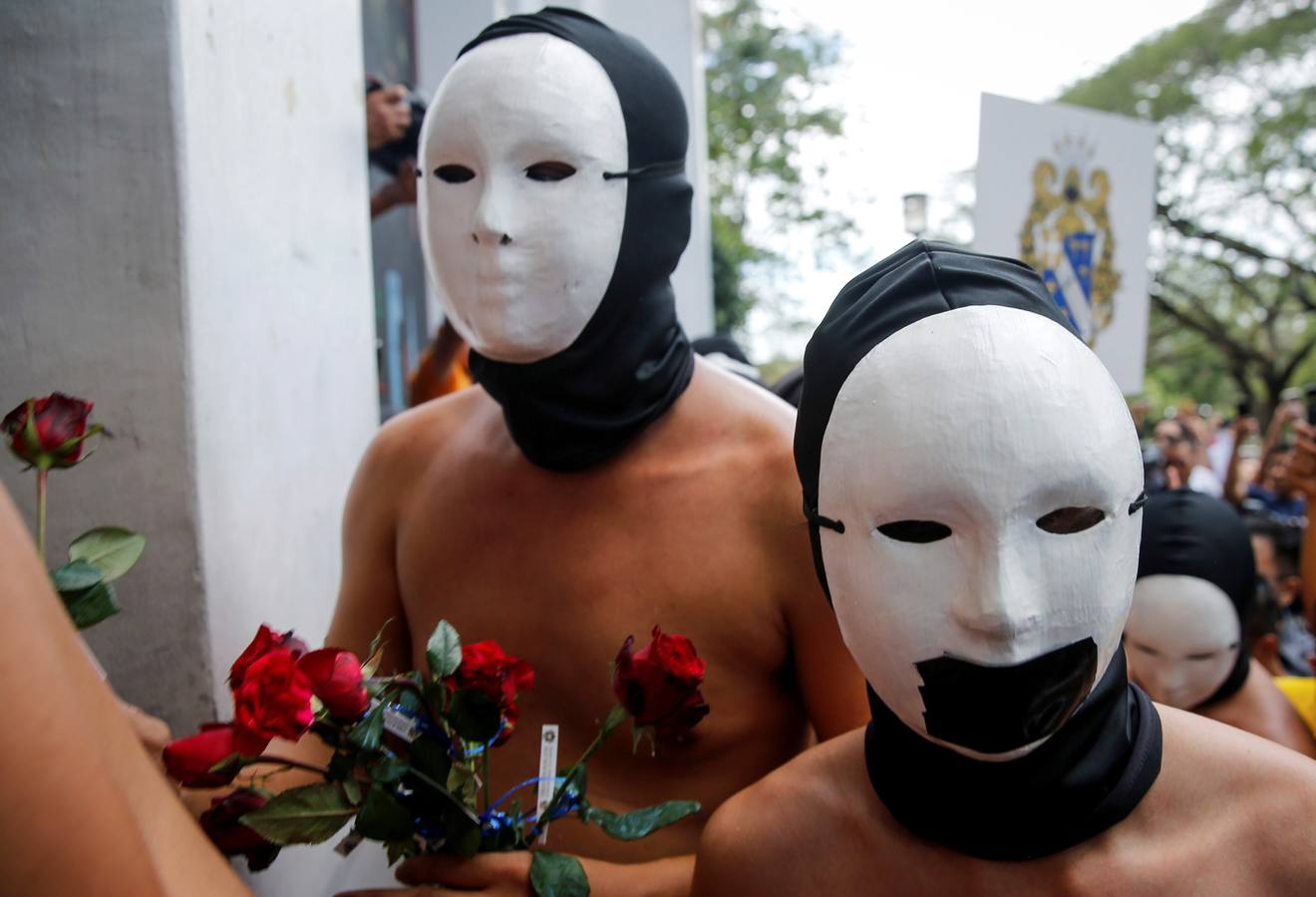Miembros de la hermandad Alpha Phi Omega (APO) posan desnudos durante la celebración de la tradicional «Carrera de Oblación» en la Universidad de Filipinas. Todos los años, la hermandad celebra esta carrera para crear conciencia social sobre algún tema. El lema de este año es «en tu propio camino», para dar importancia a la libertad de expresión y el derecho de las personas a determinar su propio destino.