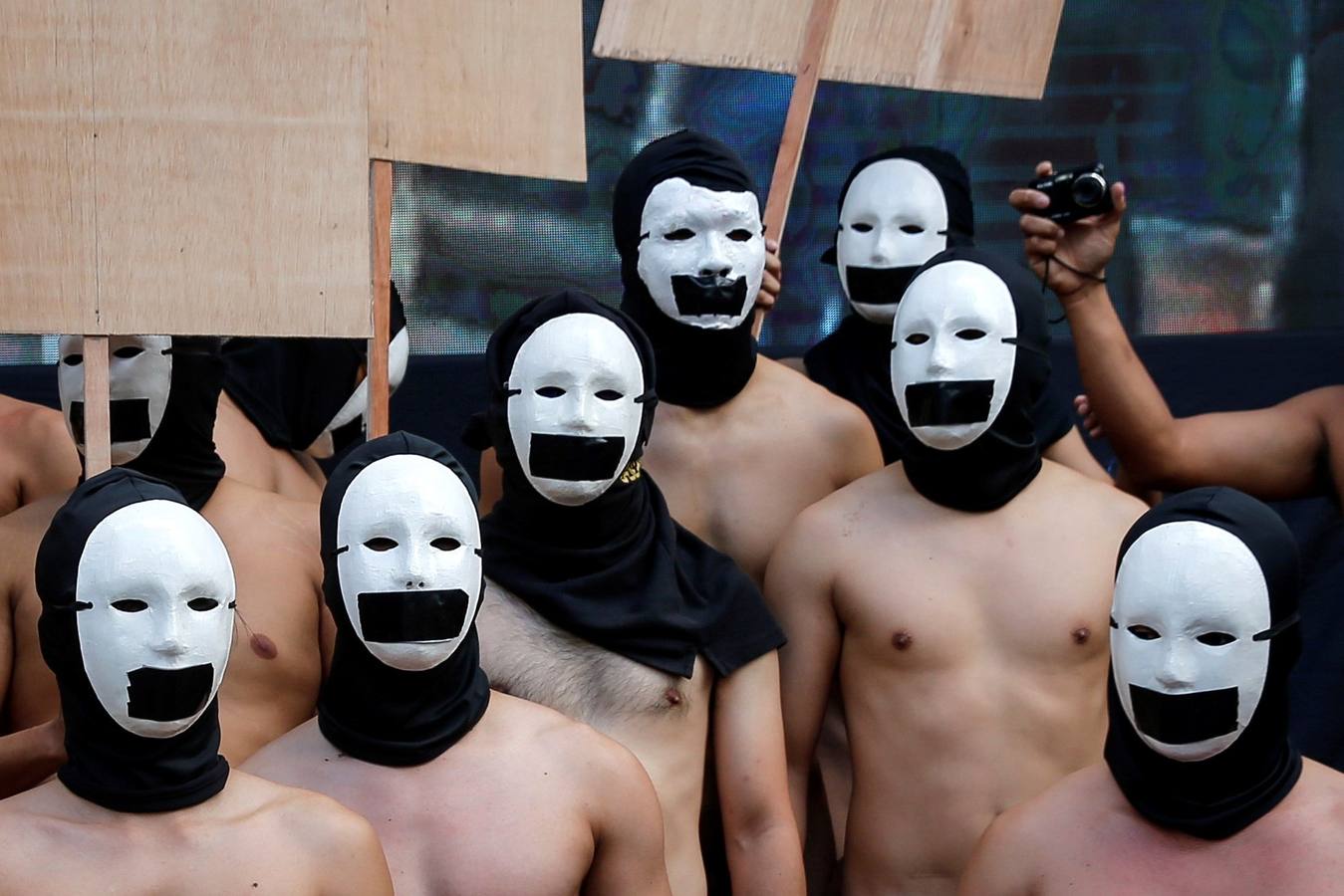 Miembros de la hermandad Alpha Phi Omega (APO) posan desnudos durante la celebración de la tradicional «Carrera de Oblación» en la Universidad de Filipinas. Todos los años, la hermandad celebra esta carrera para crear conciencia social sobre algún tema. El lema de este año es «en tu propio camino», para dar importancia a la libertad de expresión y el derecho de las personas a determinar su propio destino.