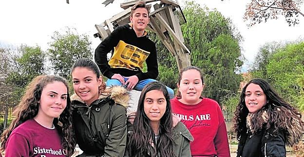 'ADN News'. Carolina, Natalia, Rubén, Ainhoa, Gema y María, del IES Romano García de Lorquí. 