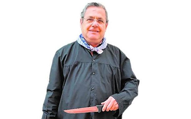 Juan Ramírez, con los utensilios para la matanza. 