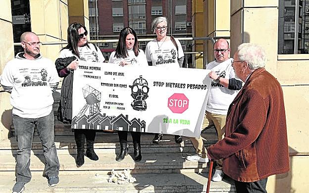 Miembros de la Plataforma de Afectados por los Metales Pesados, ayer en la puerta de la Consejería de Salud. 