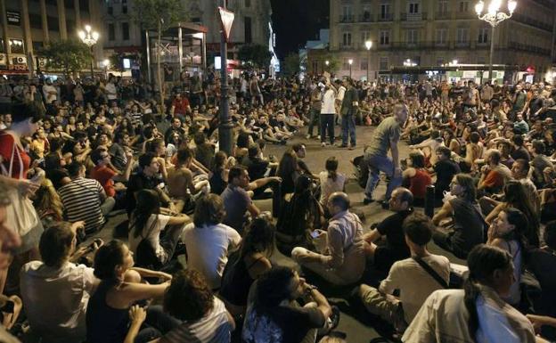 Imagen de archivo de una asamblea del 15-M celebrada en la madrileña plaza de Benavente, junto a la Puerta del Sol. 