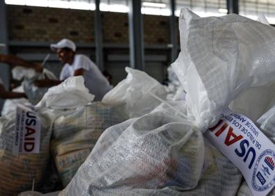 Imagen secundaria 1 - Protección civil junto productos de ayuda humanitaria almacenados en el punto de acopio del puente internacional de tienditas. 