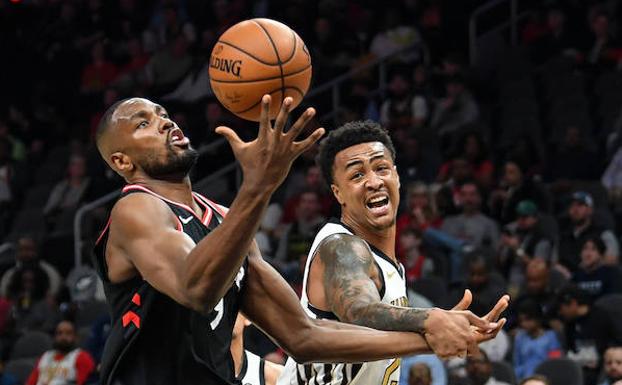 Serge Ibaka captura un rebote. 