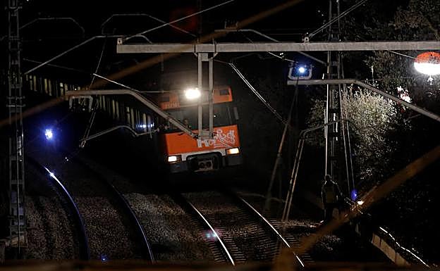 Personal de seguridad inspecciona el lugar del accidente. 
