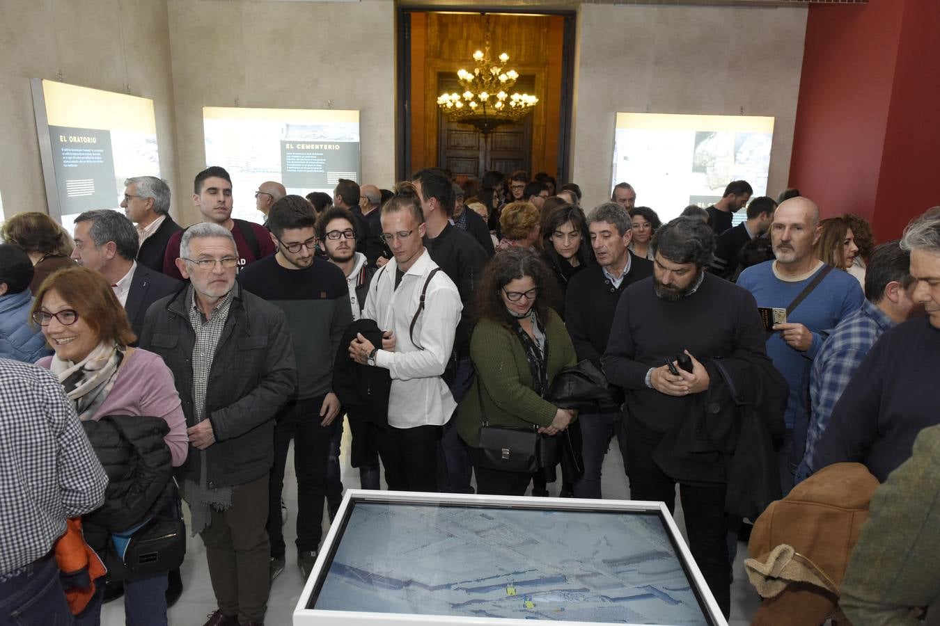 El profesor Jorge Eiroa explicó ayer los descubrimientos realizados hasta el momento.