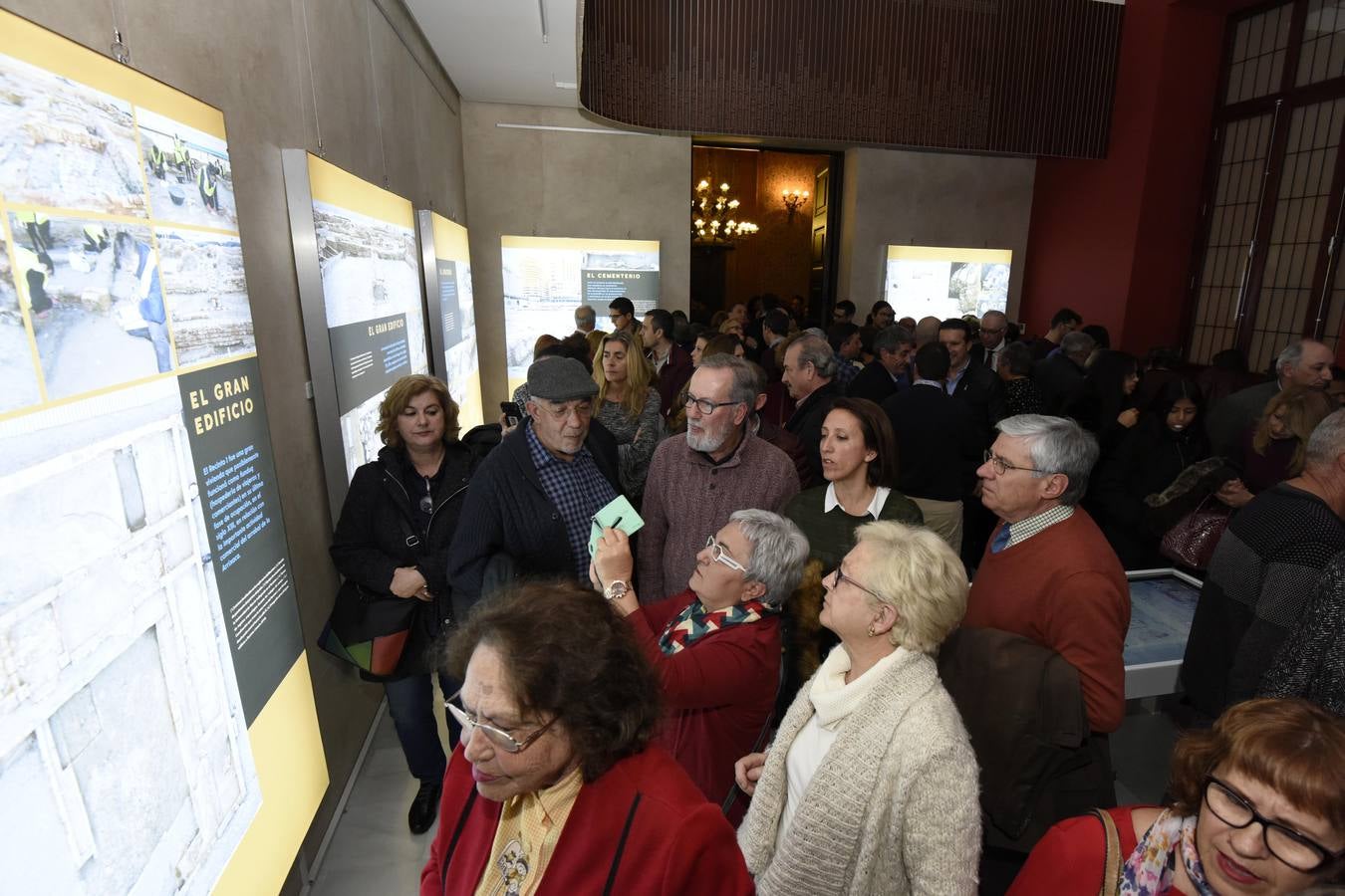 El profesor Jorge Eiroa explicó ayer los descubrimientos realizados hasta el momento.