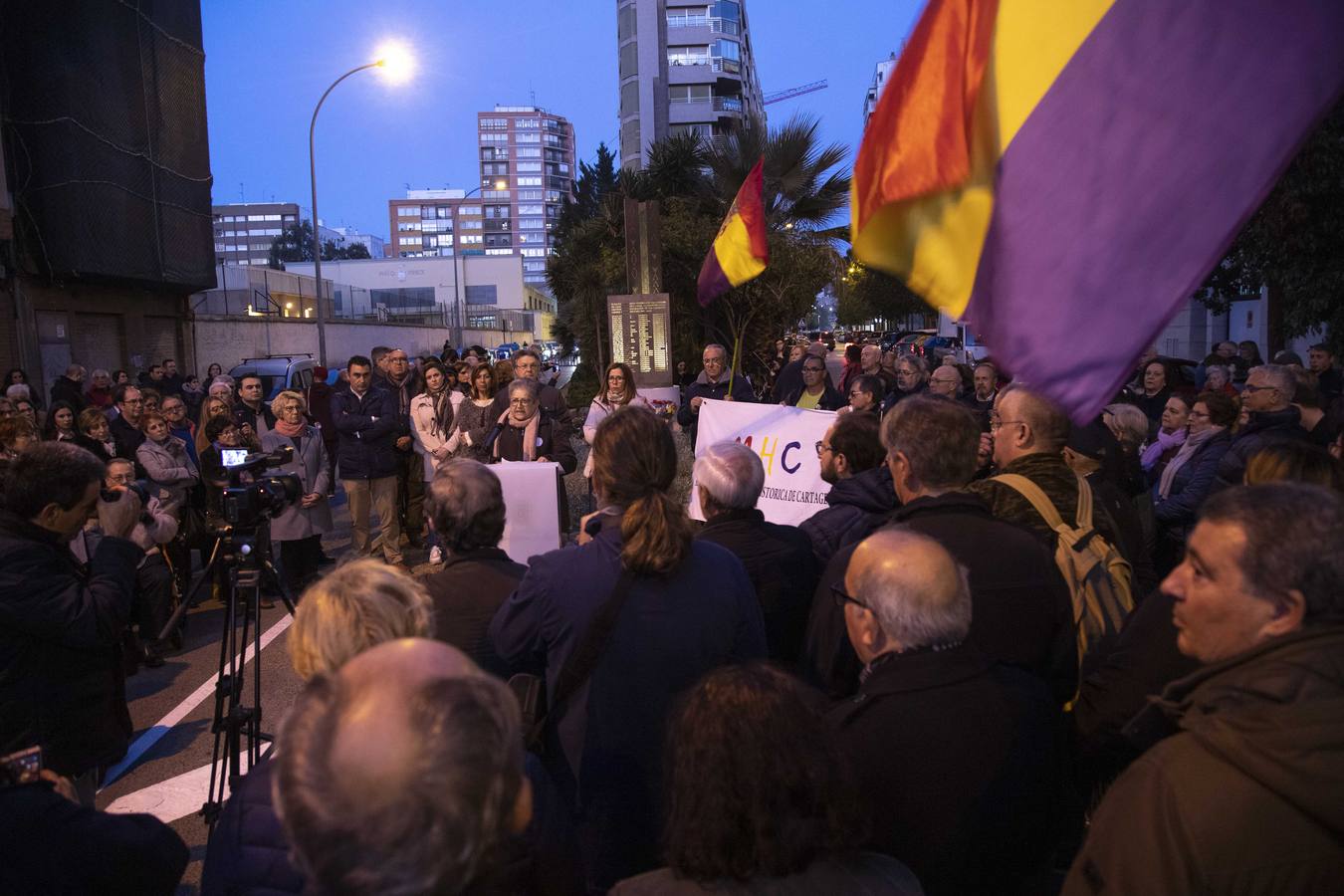 La confluencia de las calles Ronda y Carlos III fue el lugar elegido por la Asociación de la Memoria Histórica de Cartagena para colocar el monolito diseñado por la escultora Natividad Serrano, con la que ayer el colectivo rindió homenaje a los, al menos, 57 cartageneros víctimas de los campos de concentración nazis.