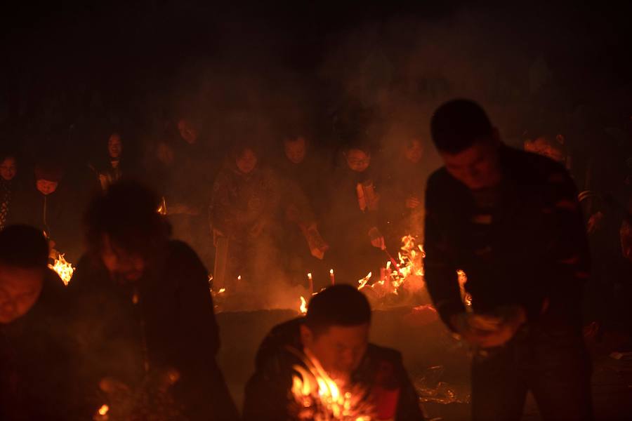 Los fieles chinos ofrecen oraciones y queman incienso en el quinto día del Año Nuevo Lunar en el Templo Budista Guiyuan en Wuhan, provincia de Hubei, centro de China, se celebra el Año del Cerdo con una semana de vacaciones en el Festival de Primavera.