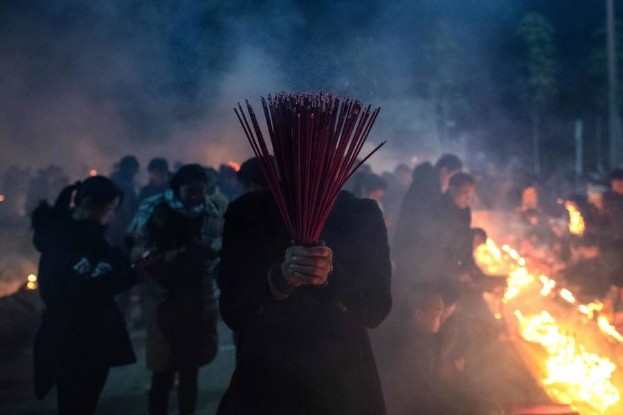 Los fieles chinos ofrecen oraciones y queman incienso en el quinto día del Año Nuevo Lunar en el Templo Budista Guiyuan en Wuhan, provincia de Hubei, centro de China, se celebra el Año del Cerdo con una semana de vacaciones en el Festival de Primavera.