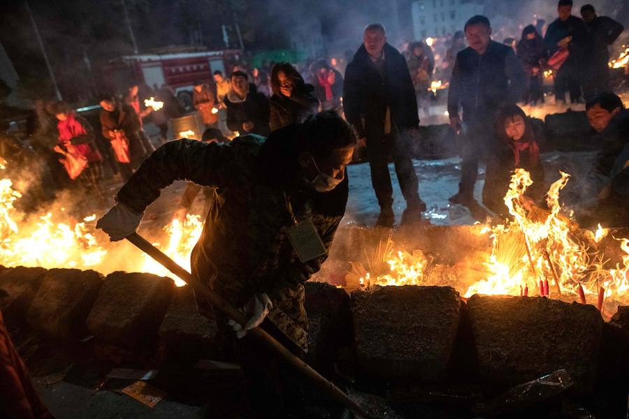 Los fieles chinos ofrecen oraciones y queman incienso en el quinto día del Año Nuevo Lunar en el Templo Budista Guiyuan en Wuhan, provincia de Hubei, centro de China, se celebra el Año del Cerdo con una semana de vacaciones en el Festival de Primavera.