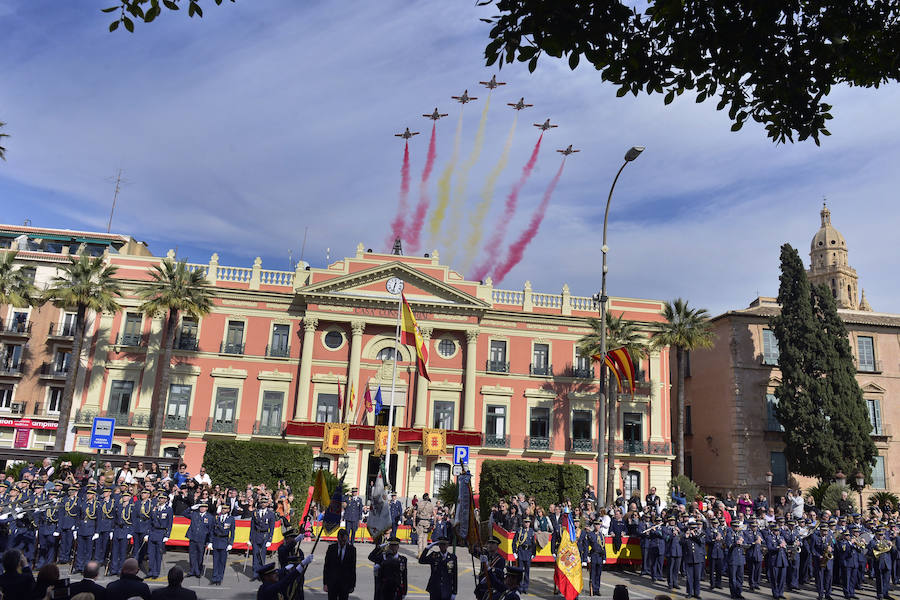 Siete aviones C-101 de la Patrulla Águila han dibujado en el cielo de Murcia los colores de la enseña nacional, en un acto en el que han participado 350 vecinos y que han expresado su compromiso hacia nuestro país