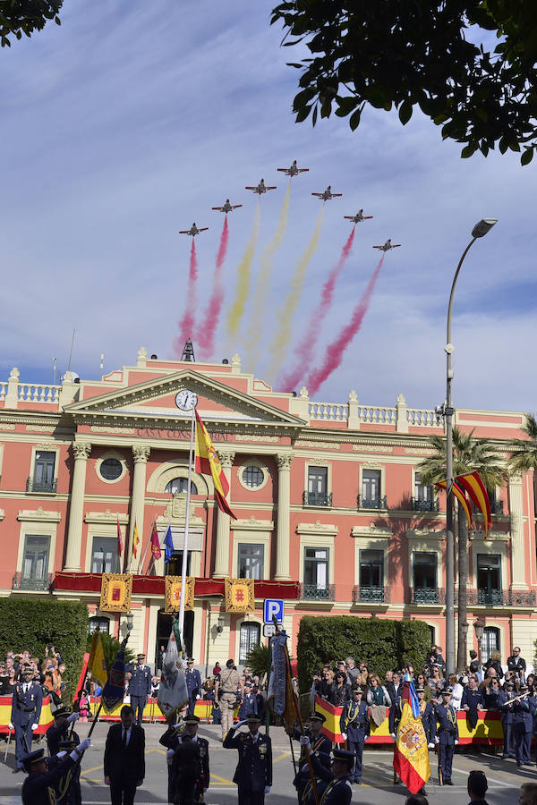 Siete aviones C-101 de la Patrulla Águila han dibujado en el cielo de Murcia los colores de la enseña nacional, en un acto en el que han participado 350 vecinos y que han expresado su compromiso hacia nuestro país