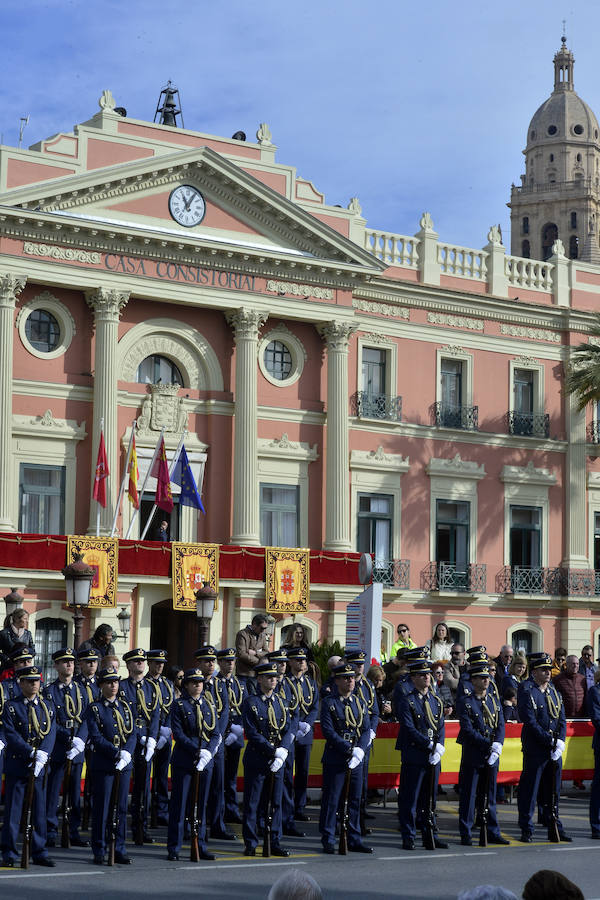 Siete aviones C-101 de la Patrulla Águila han dibujado en el cielo de Murcia los colores de la enseña nacional, en un acto en el que han participado 350 vecinos y que han expresado su compromiso hacia nuestro país