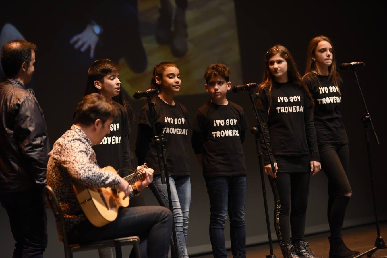 La gala de presentación, a la que no le faltaron el folclore y los trovos, permitió a cada una de las candidatas darse a conocer