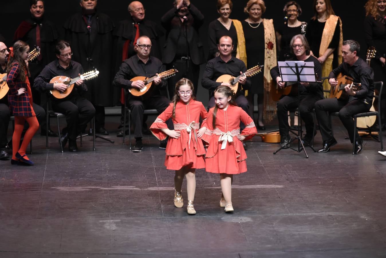 La gala de presentación, a la que no le faltaron el folclore y los trovos, permitió a cada una de las candidatas darse a conocer