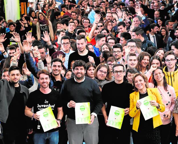 López Miras, ayer, rodeado de jóvenes en el Auditorio. 