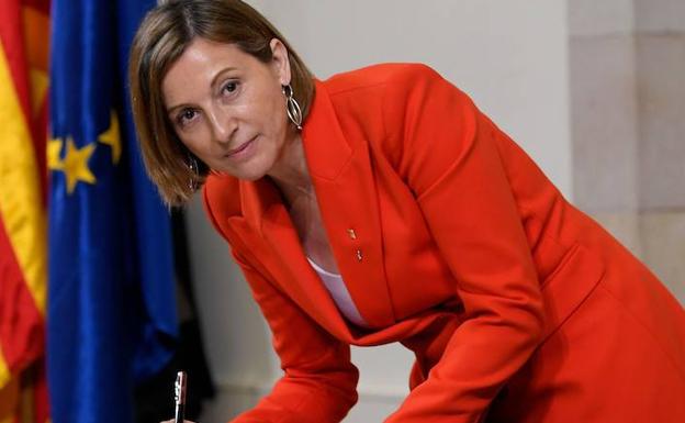 Carme Forcadel, entonces presidenta del Parlamento de Cataluña, firma el documento, sin validez legal, de declaración simbólica por una futura independencia.