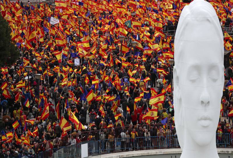 PP, Ciudadanos y Vox concentran a miles de manifestantes en la Plaza de Colón