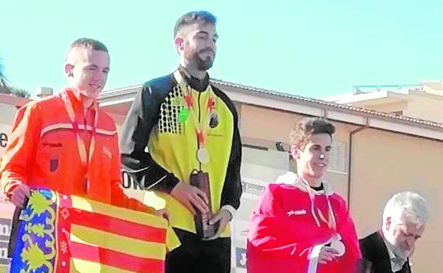 Pedro Conesa, en el centro, en el podio de los 10 kilómetros del Nacional de marcha en ruta. 