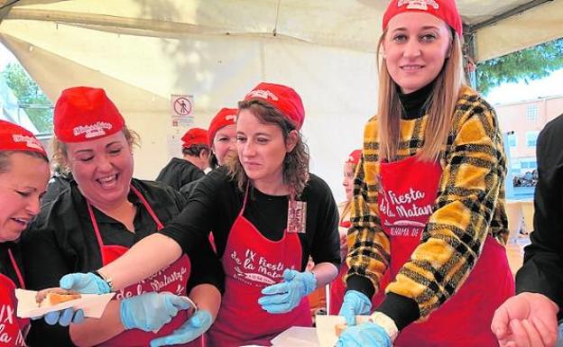 La alcaldesa, junto a algunas cocineras, durante la fiesta. 