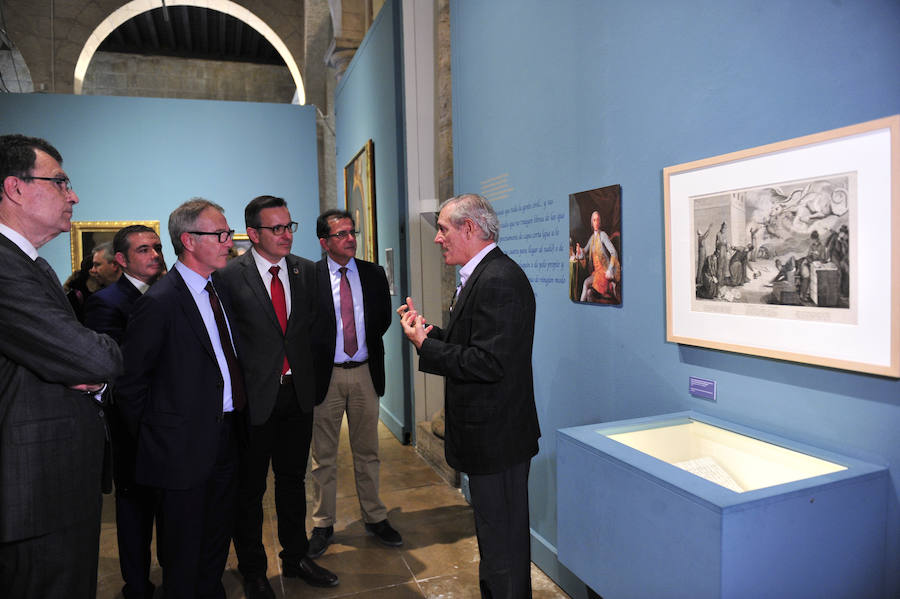 El ministro de Cultura y Deportes, José Guirau, junto con el delegado de Gobierno, Diego Conesa, visitan la exposición de 'Floridablanca. La sombra de un rey'.