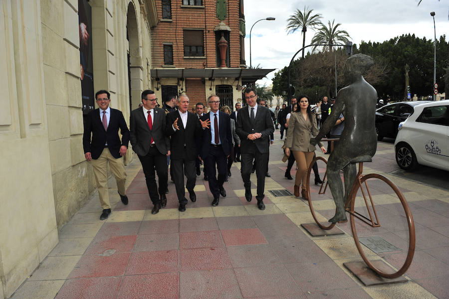 El ministro de Cultura y Deportes, José Guirau, junto con el delegado de Gobierno, Diego Conesa, visitan la exposición de 'Floridablanca. La sombra de un rey'.