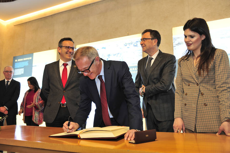 El ministro de Cultura y Deportes, José Guirau, junto con el delegado de Gobierno, Diego Conesa, visitan la exposición de 'Floridablanca. La sombra de un rey'