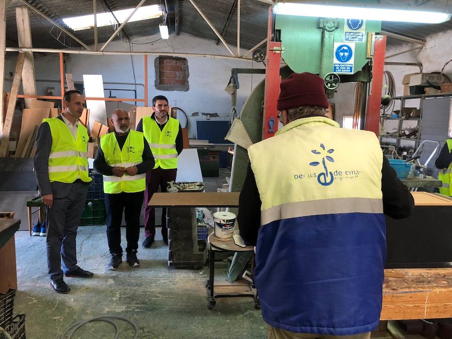 Visita del consejero de Empleo, Universidades, Empresa y Medio Ambiente, Javier Celdrán, al centro de recogida de residuos de Traperos de Emaús.