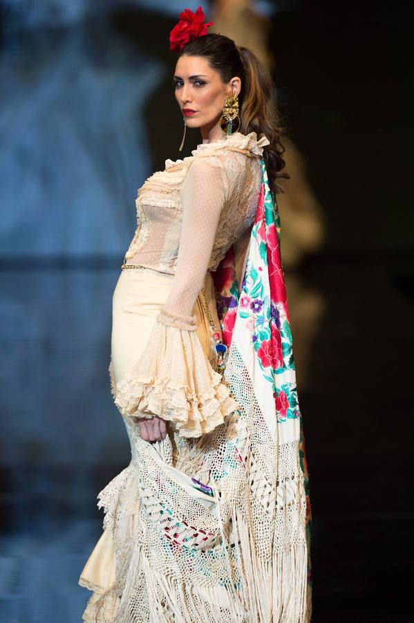 Varias modelos desfilan dentro del salón internacional de moda flamenca SIMOF, en Sevilla, que este año celebra su 25 aniversario.