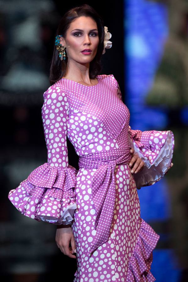 Varias modelos desfilan dentro del salón internacional de moda flamenca SIMOF, en Sevilla, que este año celebra su 25 aniversario.