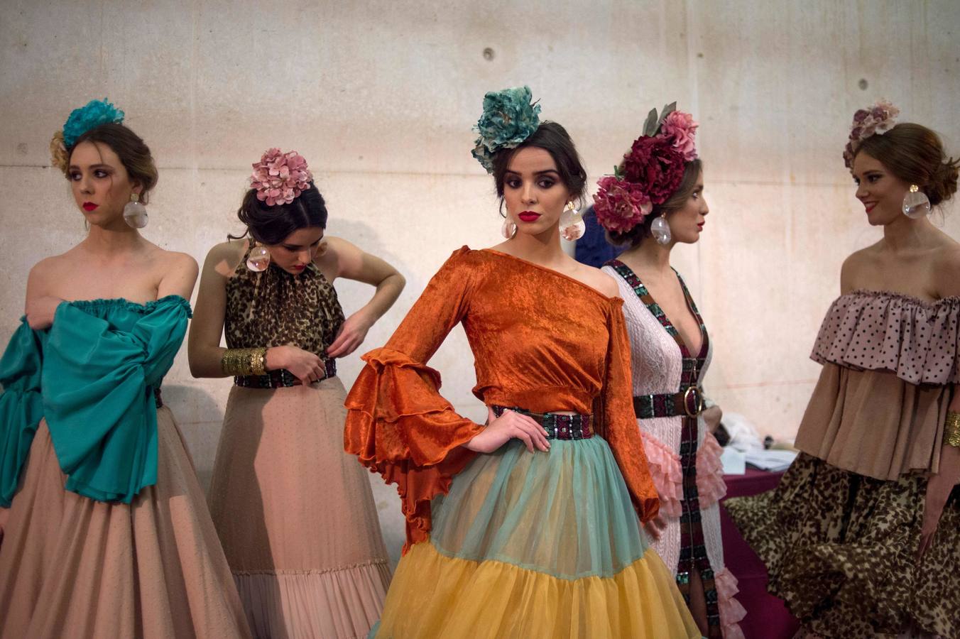 Varias modelos desfilan dentro del salón internacional de moda flamenca SIMOF, en Sevilla, que este año celebra su 25 aniversario.